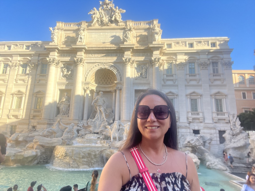 Romina en la Fontana di Trevi, Roma, Italia